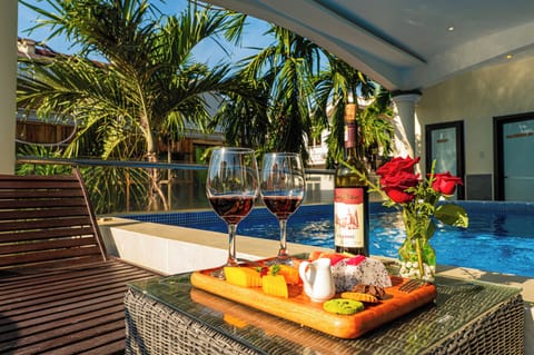Swim-up bar