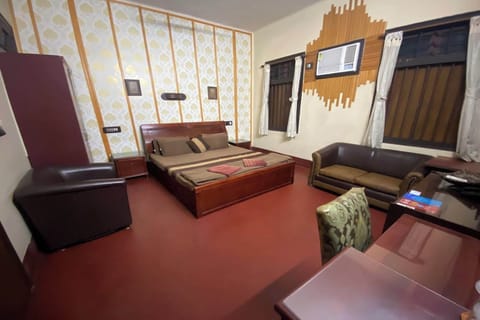 Deluxe Double Room | Desk, free WiFi, bed sheets
