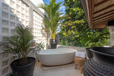 Luxury Villa | Bathroom | Rainfall showerhead, hair dryer, towels