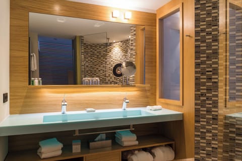 Studio | Hypo-allergenic bedding, in-room safe, desk, blackout drapes