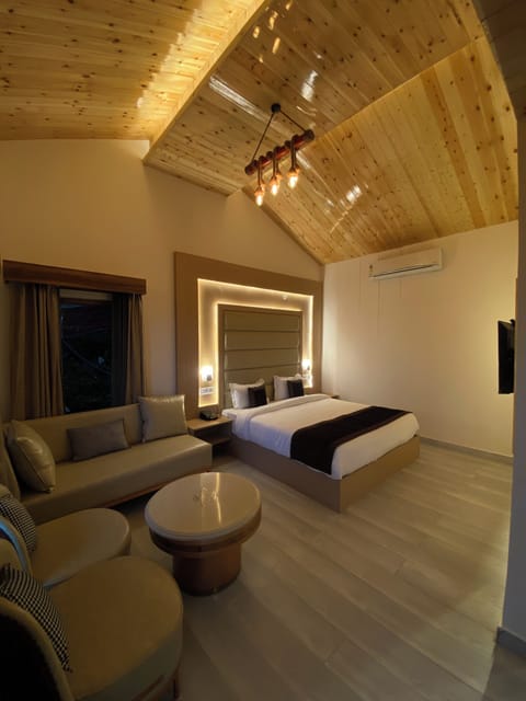 Luxury Room | Premium bedding, iron/ironing board, WiFi (free), bed sheets