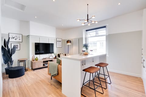 City Apartment | 1 bedroom, Egyptian cotton sheets, premium bedding, blackout drapes