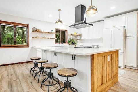 Well-stocked Kitchen and Sizeable island w/ cooktop and seating for 4