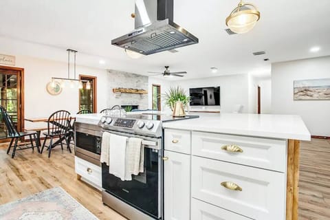 Microwave, Stove and Island Cooktop w/ hoodvent