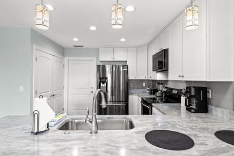 House, Multiple Beds, Patio, Garden View | Private kitchen | Fridge, microwave, oven, stovetop