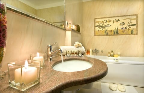 Suite,lake view | Bathroom | Free toiletries, hair dryer, bidet, towels