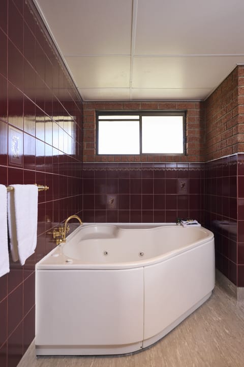 Executive Room, Balcony (Executive Spa Room) | Bathroom | Combined shower/tub, hair dryer, towels