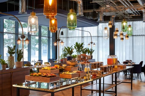 Daily full breakfast (GBP 15 per person)