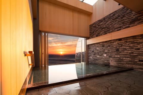 Indoor spa tub