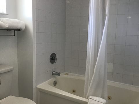 Single Room, 1 King Bed | Bathroom | Free toiletries, hair dryer, towels