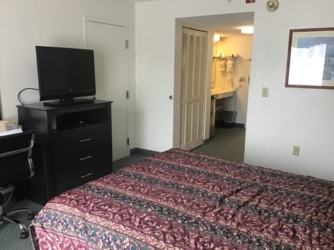 Single Room, 1 Queen Bed, Accessible | Blackout drapes, iron/ironing board, free WiFi, bed sheets