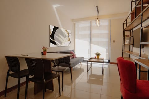 Un sala amplia unida al comedor