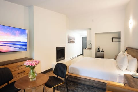 Classic King Room with Kitchenette | Television
