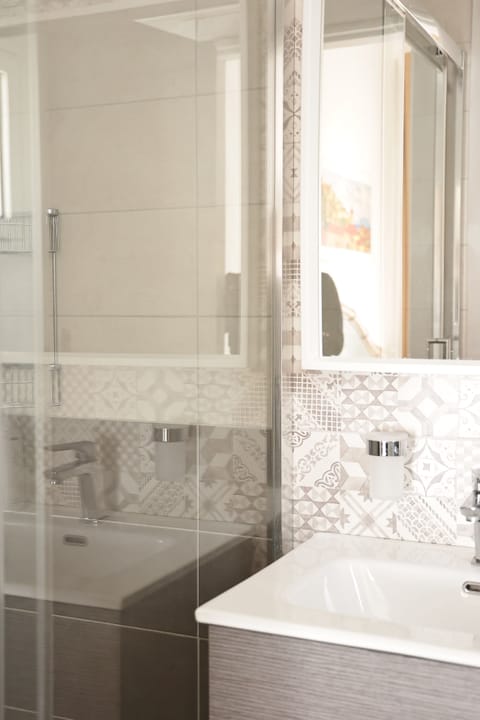 Basic Double or Twin Room | Bathroom | Shower, free toiletries, hair dryer, bidet