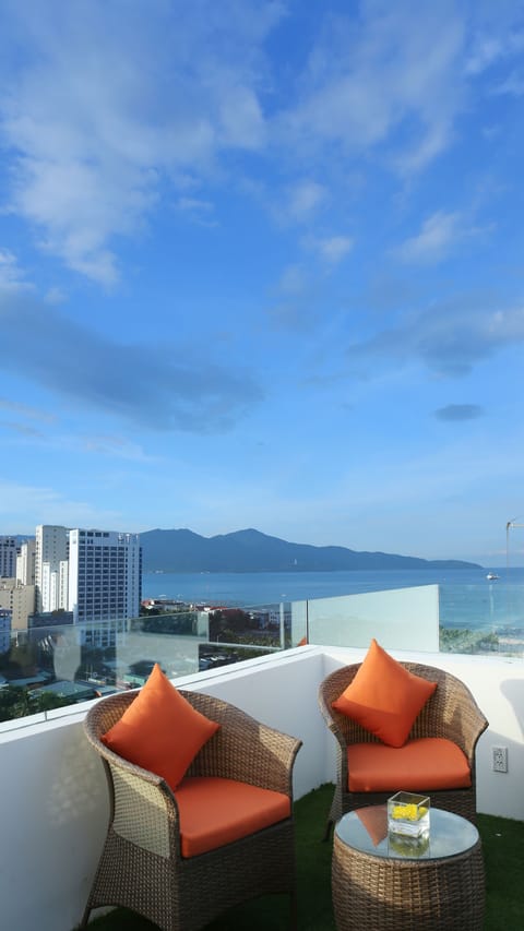 2 bars/lounges, lobby lounge, rooftop bar