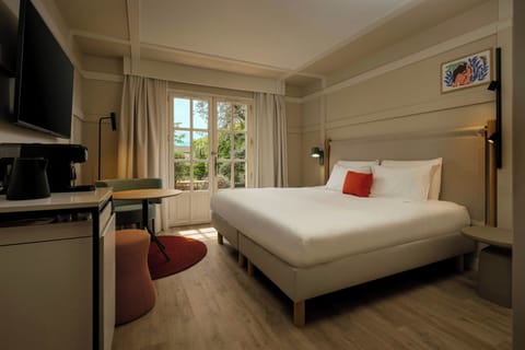 Premium bedding, minibar, in-room safe, desk