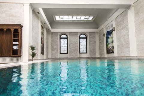 Indoor pool, sun loungers