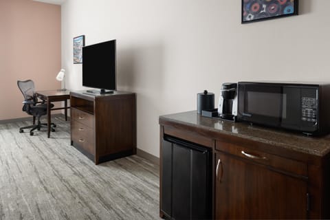 Premium bedding, in-room safe, desk, free cribs/infant beds