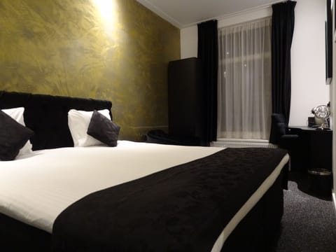 Double Room | In-room safe, iron/ironing board, free WiFi, bed sheets