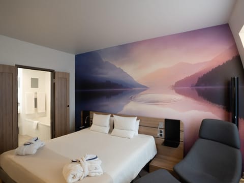 Executive Room, 1 King Bed | Premium bedding, minibar, in-room safe, desk