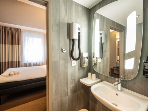 Room, 1 Double Bed, Mobility Accessible | Desk, free cribs/infant beds, free WiFi, bed sheets