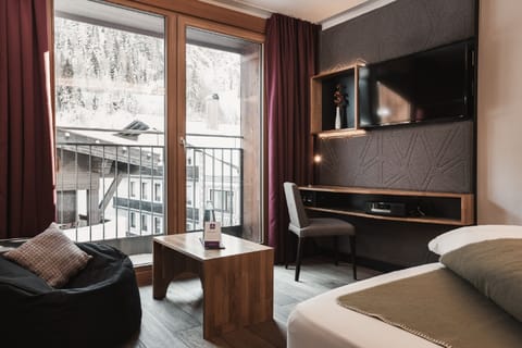 Standard Double Room | Living area | Flat-screen TV, iPod dock