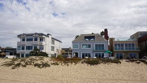Beach nearby, sun loungers, beach umbrellas, beach towels