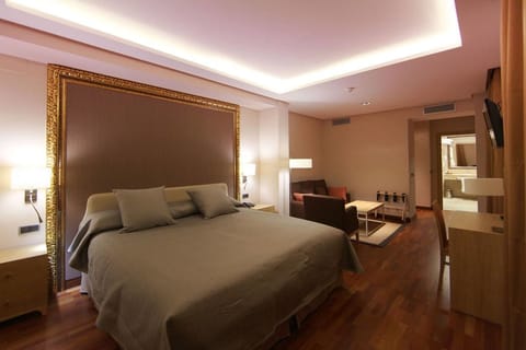 Minibar, in-room safe, desk, soundproofing