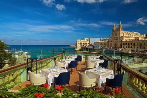 4 restaurants; breakfast, lunch, and dinner served
