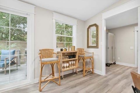 Additional seating & bar