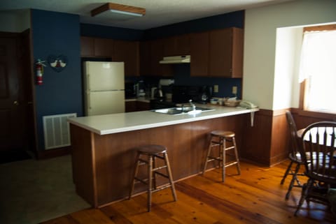 Traditional Condo, 2 Bedrooms, 2 Bathrooms, Mountain View | Private kitchen | Fridge, microwave, stovetop, dishwasher