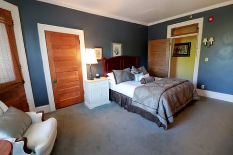 Suite, 2 Bedrooms, Non Smoking, Balcony (Gladiolus) | Individually decorated, individually furnished, iron/ironing board