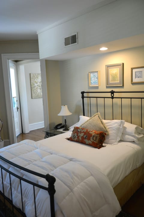 Suite, Non Smoking, Jetted Tub (Orchid) | Individually decorated, individually furnished, iron/ironing board