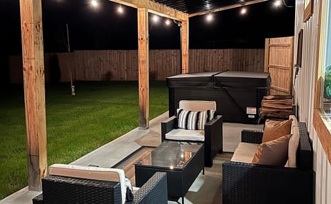 Luna Cottage - Back Patio, with Sitting Area and Master Spa Hot Tub 