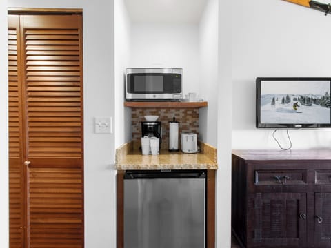 Kitchenette / Mini Fridge / Coffee / Microwave