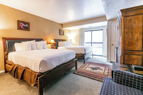 Bedroom w/ 2 Queen Beds