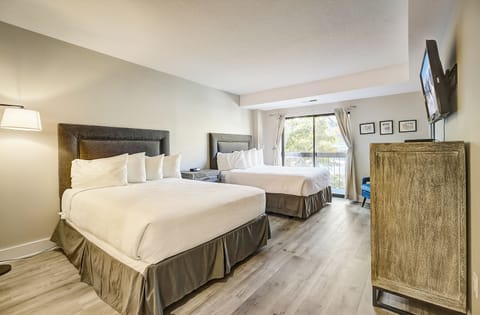 Bedroom with 2 Queen Beds