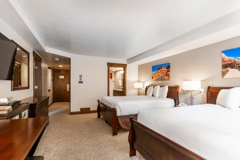 Bedroom with 2 Queen Beds