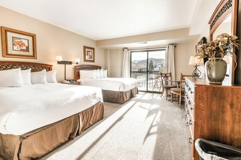 Bedroom with 2 Queen Beds