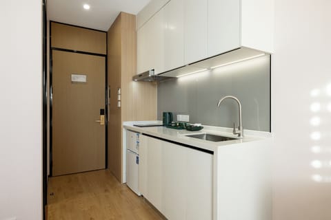 Economy Room | Premium bedding, memory foam beds, free minibar, blackout drapes