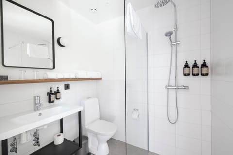 Garden Pavilions | Bathroom | Shower, free toiletries, hair dryer, bathrobes