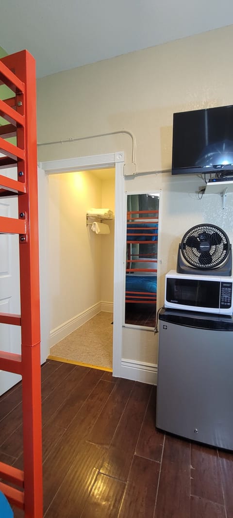 Standard Triple Room, Non Smoking, Shared Bathroom | In-room safe, desk, free WiFi, bed sheets