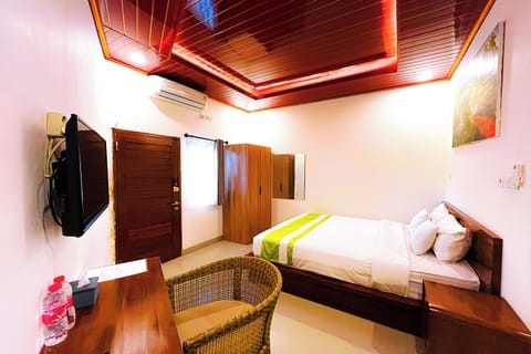 Deluxe Room, Pool View | Individually decorated, individually furnished, desk, iron/ironing board