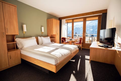 Double Room with Jungfrau View and Balcony | Hypo-allergenic bedding, minibar, in-room safe, desk