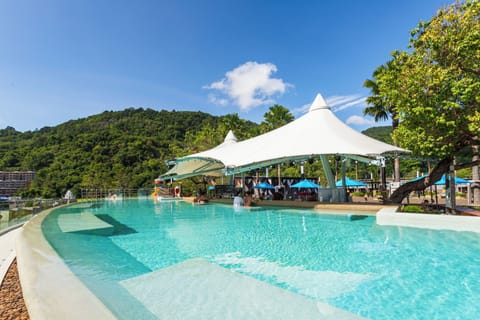 5 outdoor pools, sun loungers