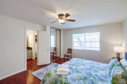King sized bed with en suite bathroom