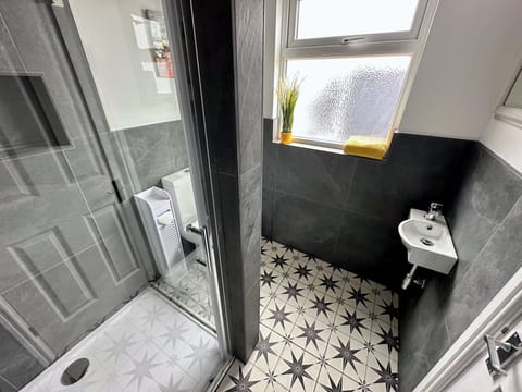 Double or Twin Room, Ensuite (Room 5) | Bathroom | Towels, soap