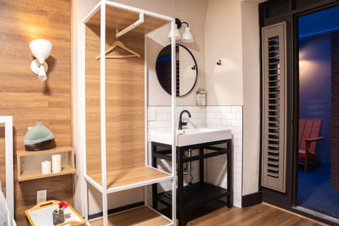 Deluxe Room, 1 Queen Bed, Patio | Free WiFi, bed sheets