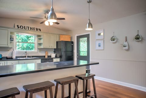 Fully Equipped Kitchen w/ Breakfast Bar Seating