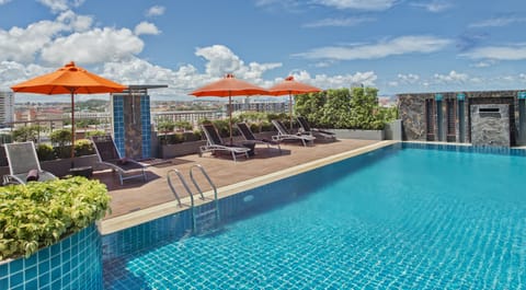 Outdoor pool, pool umbrellas, sun loungers